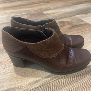 Clarks Bendables Bootie Womens 8.5M Brown Leather Side Zip Block Heel